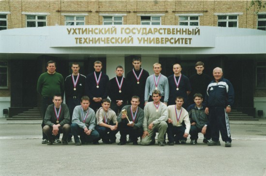 А. В. Дерягин (верхний ряд, по центру)